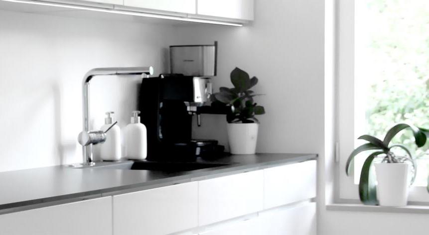 Platui, compatto e elegante orto smart, superpremiato per il design, da 3 o da 6 piante anche per fiori e ortaggi; il pc riconosce il numero di distanziatori e regola di conseguenza l'erogazione della luce e dell'acqua.