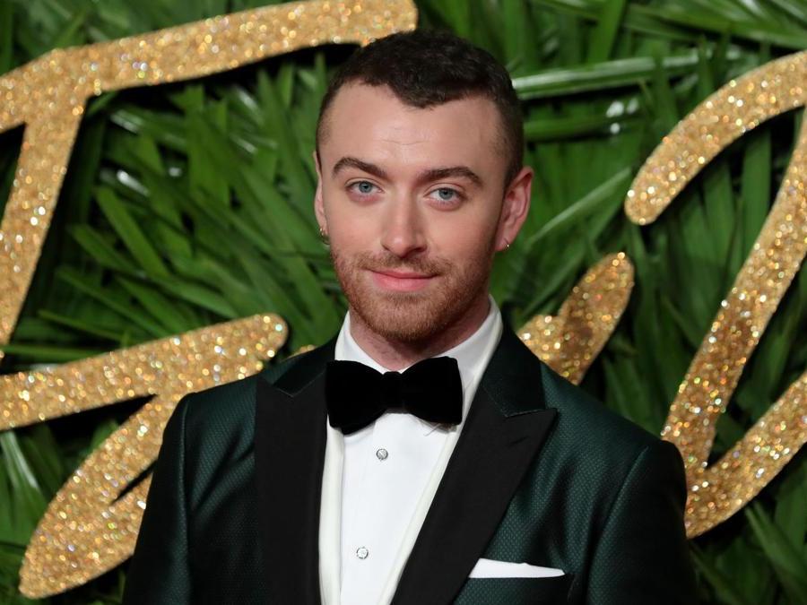 Sam Smith in Burberry (AFP PHOTO / Daniel LEAL-OLIVAS)