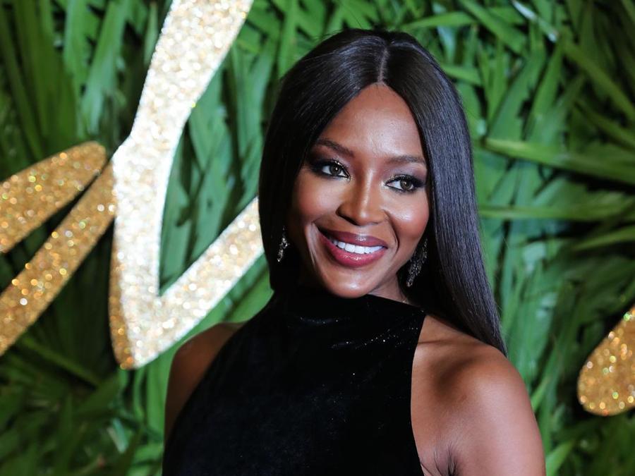 Naomi Campbell in Versace (AFP PHOTO / Daniel LEAL-OLIVAS)