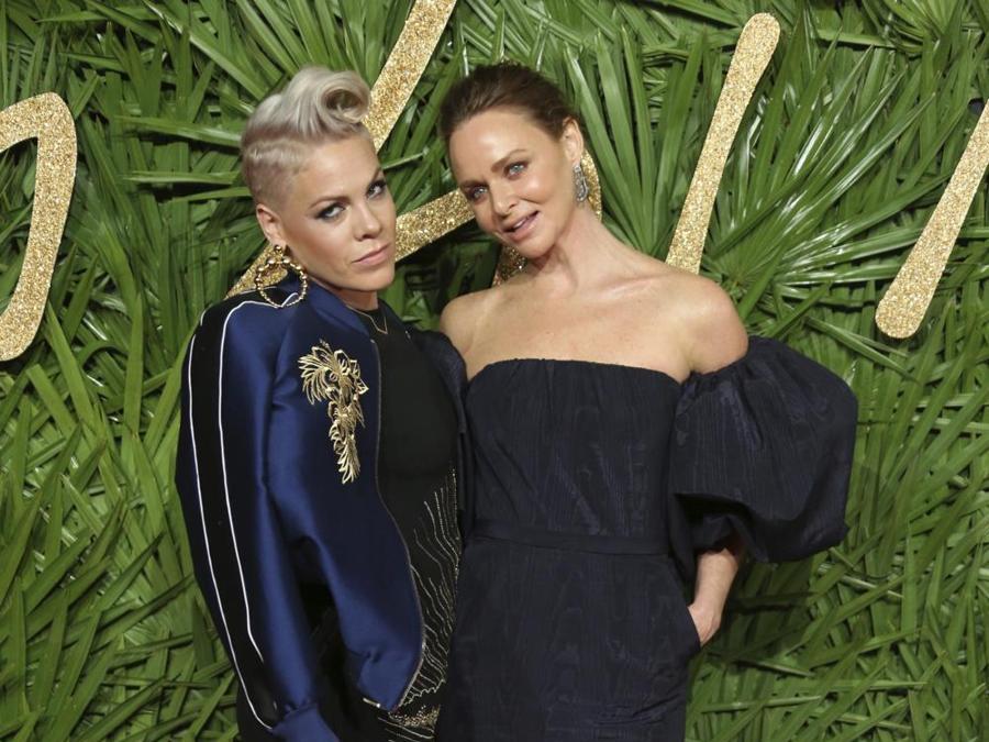 Pink (in Stella McCartney) accanto a Stella McCartney (AP Photo/ Joel C Ryan)