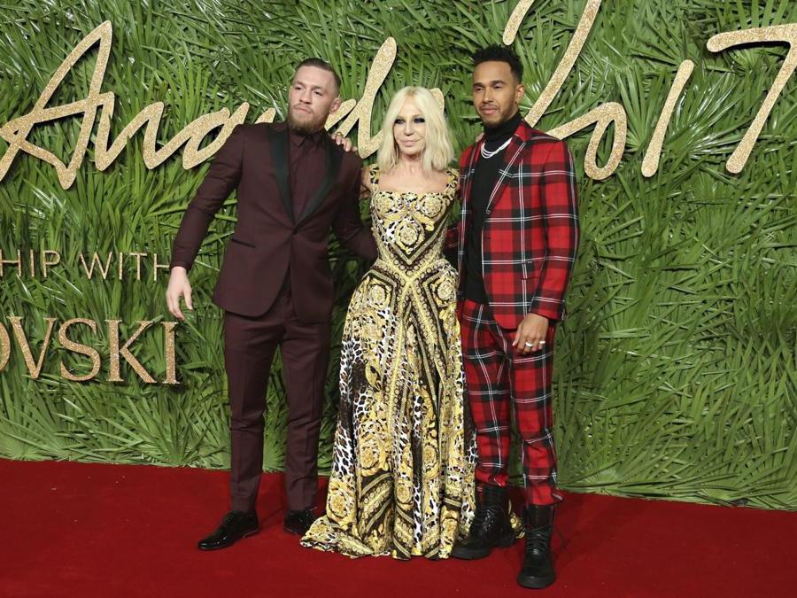 Da sinistra Conor McGregor, Donatella Versace e Lewis Hamilton (AP Photo/ Joel C Ryan)