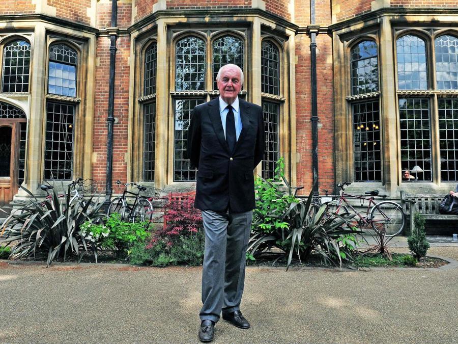 2010 - Ospite all'Università di Oxford (AFP PHOTO/Carl DE SOUZA)