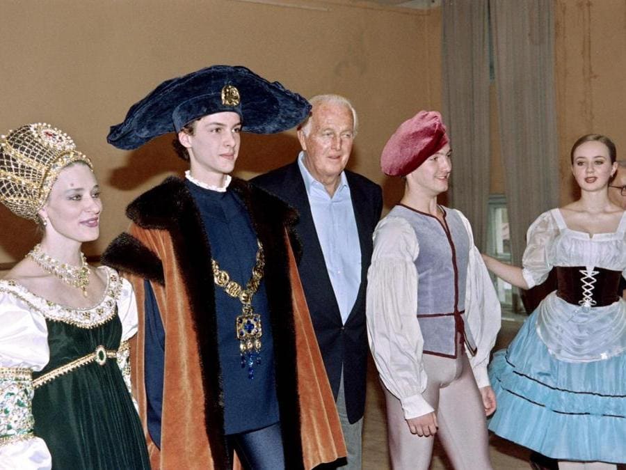 1997 - Con i ballerini del teatro Bolshoy di Mosca (AFP PHOTO/YURI KOCHETKOV)