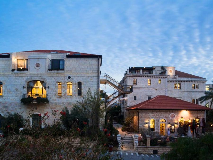 L'American Colony era in origine una colonia fondata da Horatio e Anna Spafford, due americani scampati all'incendio di Chicago nel 1871 e ad altre disavventure. Per scelta di vita fondarono una comunità crisitana e si trasferirono a vivere a Gerusalemme, lontani da dissidi e tristezze, e qui operarono come benefattori, mettendo a servizio della popolazione le proprie abilità artigianali e i propri saperi. Della comunità facevano parte diversi medici e infermieri grazie ai quali crearono un day hospital per i bambini malati di Gerusalemme che non potevano permettersi le cure. L'ospedale Spafford Children's Center è in funzione ancora oggi. Courtesy American Colony.