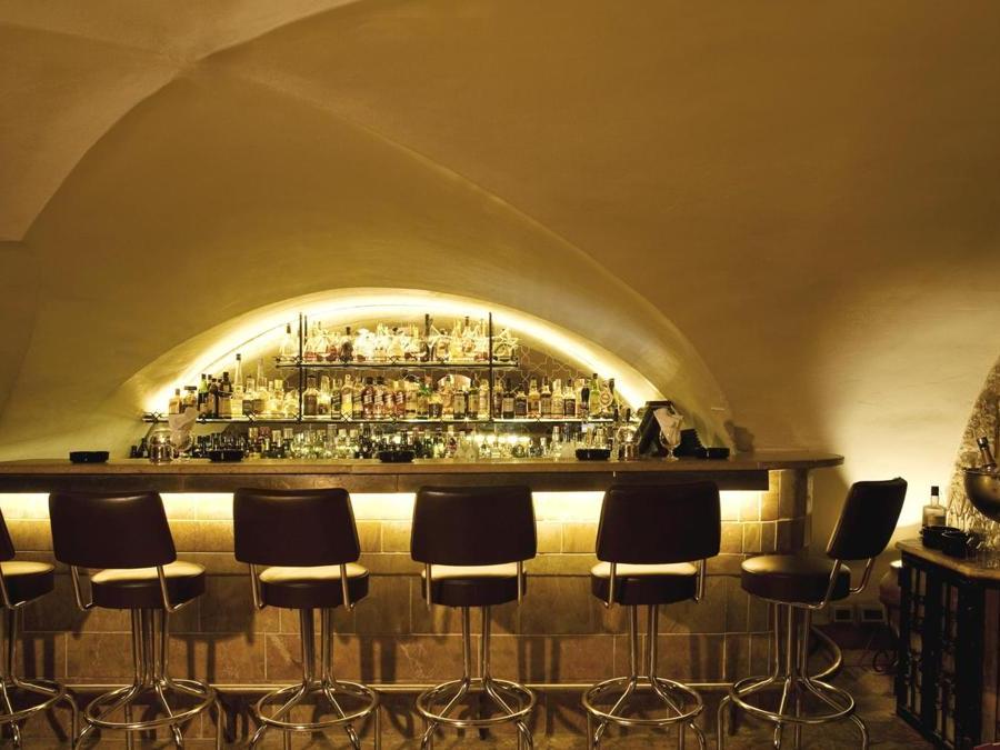 Il Cellar Bar in cantina, uno dei ritrovi preferiti nei mesi freddi. Il suo soprannome è Casablanca, per gli incontri inusuali e informali che vi si fanno.