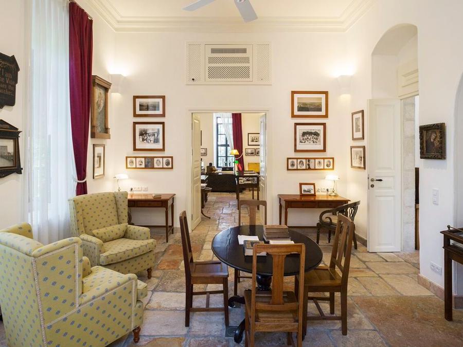 L'archivio dell'American Colony, straordinaria collezione di fotografia, stampe boraniche, dischi, libri, manufatti conservati in un appartamento all'interno dell'hotel arredato e decorato come le case dei coloni. Si visita solo su appuntamento. Foto di Mikaela Burstow. Courtesy American Colony