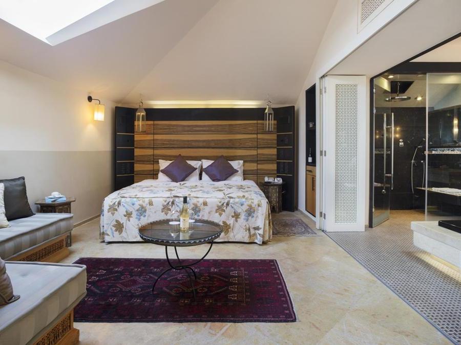 Una junior suite. Le camere sono 96 suddivise in diverse strutture, ex appartamenti, magazzini e stalle della colonia originale.