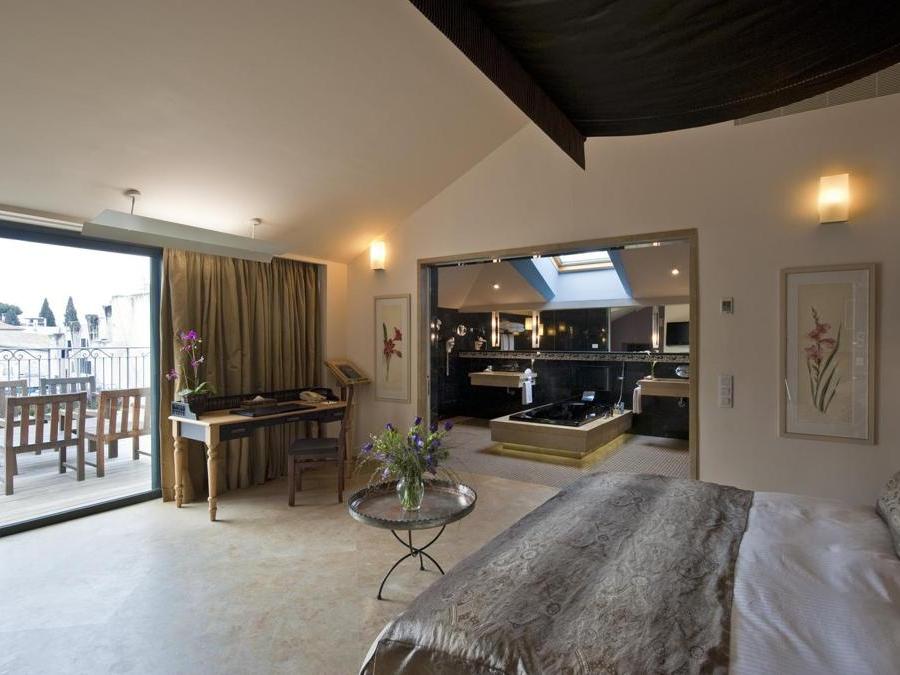 Le camere più prestigiose, come la Penthouse di questa foto, sono ricavate negli appartamenti delle mogli del Pascià, primissimo proprietario della struttura. 