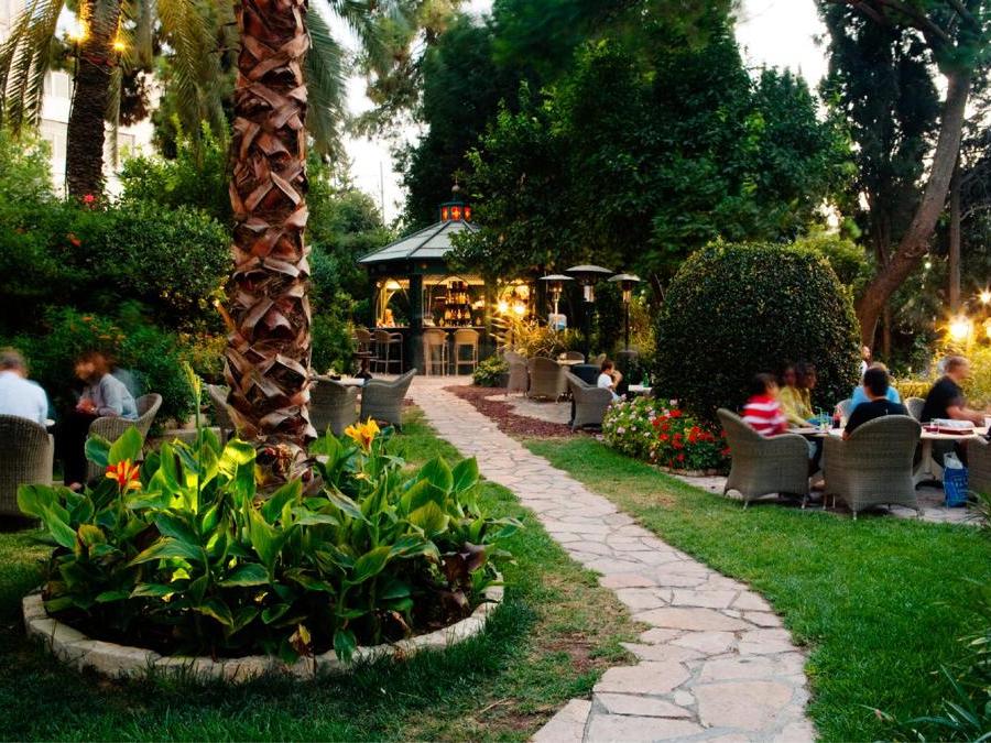 Il bar all'aperto, uno dei luoghi di ritrovo dell'American Colony. Foto Courtesy American Colony