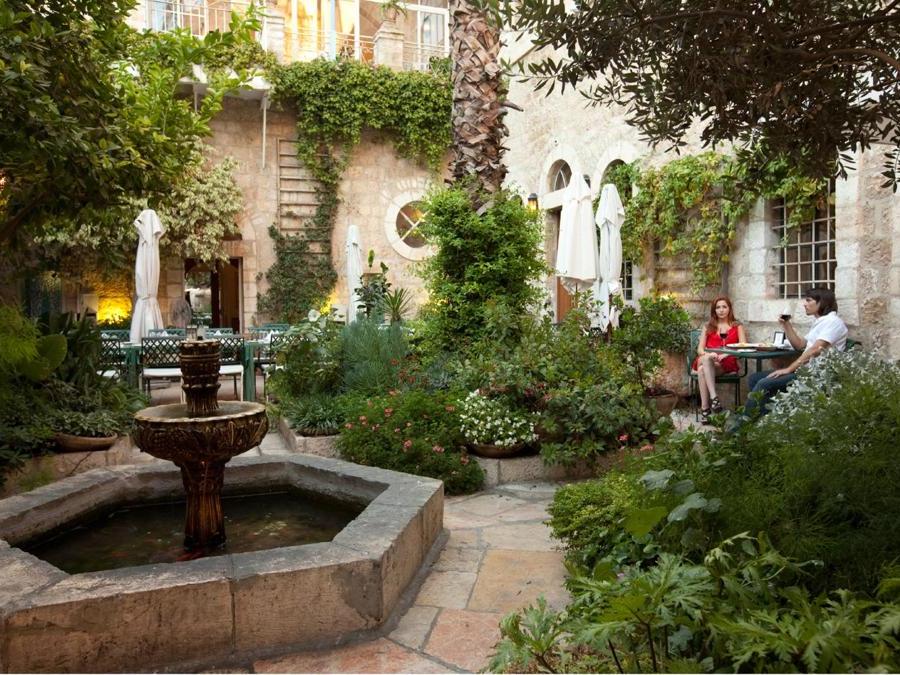 Il ristorante nel patio dove si fa la prima colazione e il pranzo con i tipici antipasti medio orientali, tra cui un buonissimo hummus di ceci. Foto Courtesy American Colony