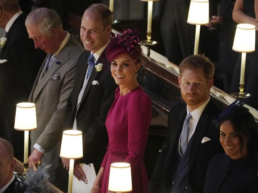 Il principe Carlo, il principe William, Kate, duchessa di Cambridge, il principe Harry e Meghan (Owen Humphreys, Pool via AP)