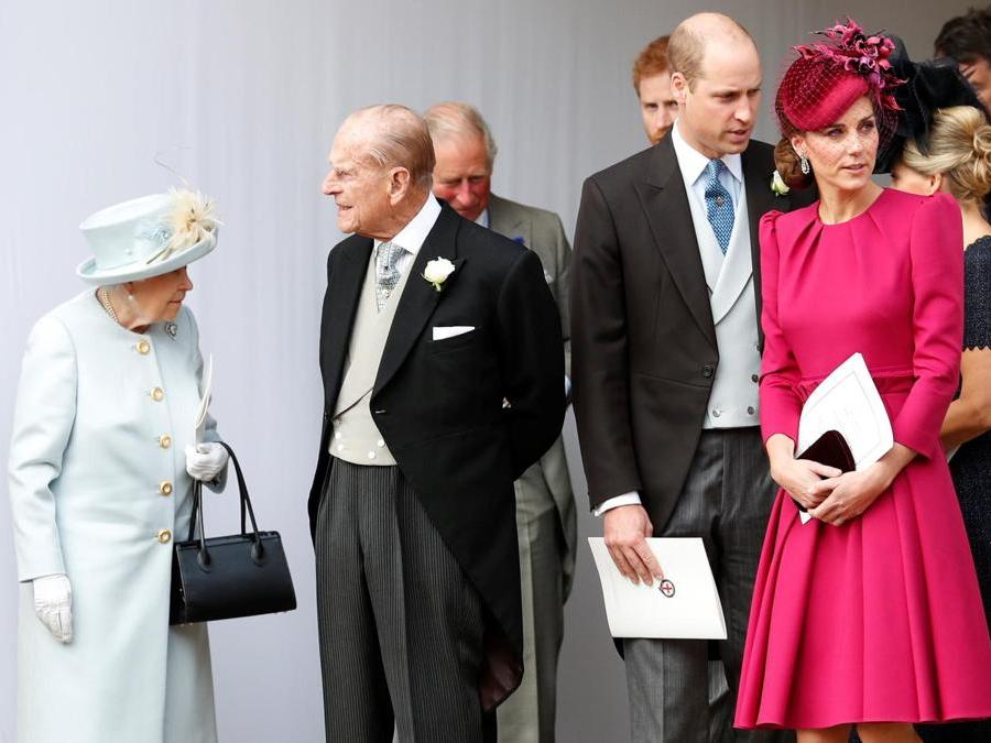 La regina Elisabetta, il Principe Filippo, il principe William e Kate, duchessa di Cambridge (Alastair Grant/Pool via REUTERS)
