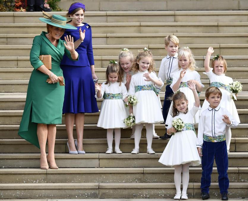 Sarah Ferguson e la Principessa Beatrice, le damigelle e i paggetti, con il Principe George e la principessa Charlotte (Toby Melville, Pool via AP)