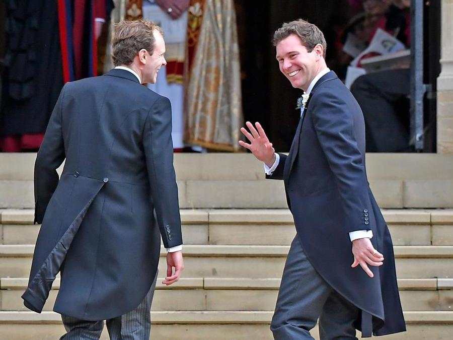 Lo sposo Jack Brooksbank (a destra) con il fratello Thomas (Photo by TOBY MELVILLE / POOL / AFP)