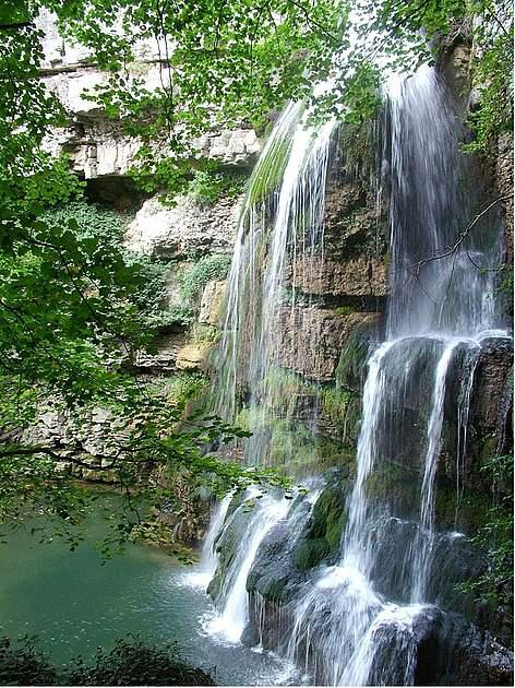 Cascate del Rio Verde, Borrello, Chieti: Le Cascate del Rio Verde si trovano nella Riserva Naturale Guidata Cascate del Verde, vicino a paese di Borrello, in provincia di Chieti. L'area si estende per 287 ettari, a 800 metri sul livello del mare. Le cascate, le naturali più alte d' Italia, sono formate da un triplice salto che complessivamente misura 200 metri. La vegetazione è tipicamente mediterranea, con dominanza di leccio (Quercus ilex) e roverella (Quercus pubescens). Tra gli animali, vivono qui la puzzola, il gatto selvatico, la lontra e il merlo acquaiolo, uccello tipico delle sorgenti con cascate