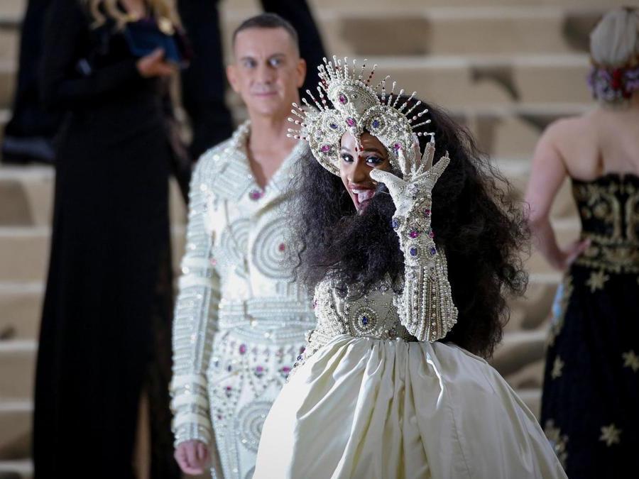 Jeremy Scott e Cardi B in Moschino (Reuters)