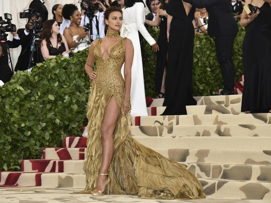 Irina Shayk in Atelier Versace (Ansa/Ap)
