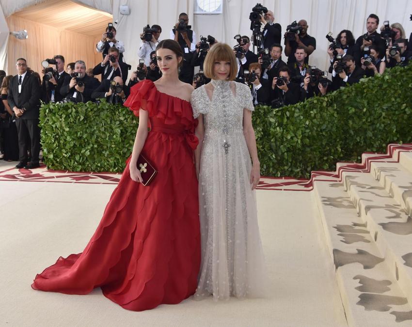 Anna Wintour (in Chanel) insieme alla figlia Bee Shaffer, in Valentino (Afp)