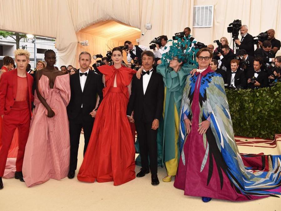 Anne Hathaway al centro tra Pierpaolo Piccioli, direttore creativo Valentino, e Frances McDormand: le attrici indossano creazioni Valentino (Afp)