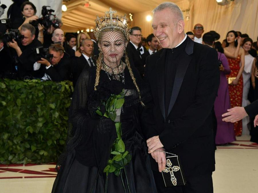 Madonna e Jean Paul Gaultier (Afp)