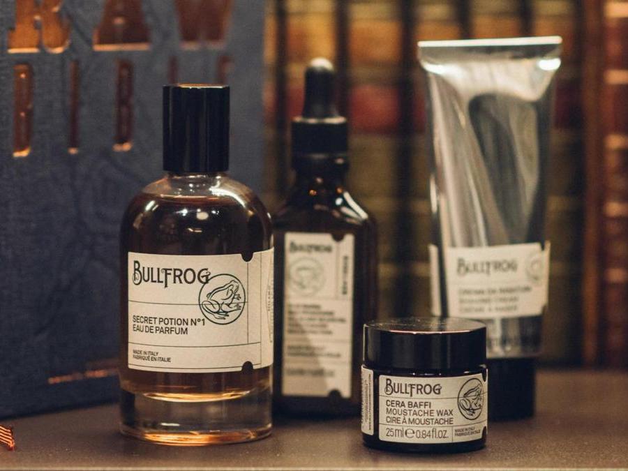 Bullfrog, specializzato in prodotti di qualità per la cura di barba e baffi. L'ultima novità la una nuova Cera Baffi a base di olio di avocado, cera d'api e una nota aromatica che mixa tabacco e vaniglia per rendere più piacevole l'applicazione.