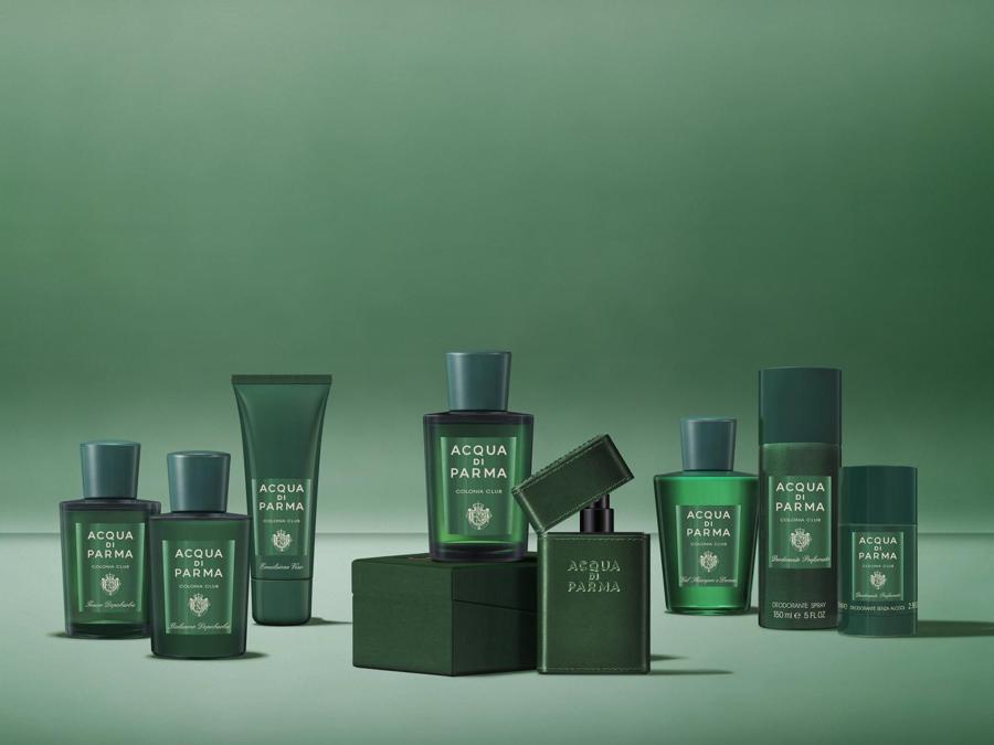 Colonia Club di Acqua di Parma. Una collezione con balsamo, dopo barba e colonia a base di note agrumate, neroli e menta su un fondo legnoso.