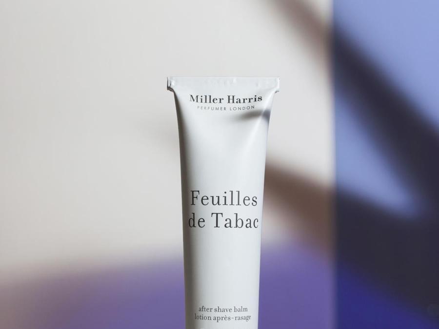 Feuilles de Tabac Miller Harris. Un balsamo tonificante ricco di pantenolo per idratare la pelle, con un tocco profumato dato dalle note legnose e fumé.