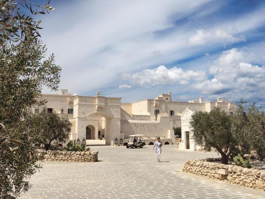 Borgo Egnazia, a Savelletri di Fasano (Brindisi), si ispira nelle forme, nei materiali e nei colori a un tipico paese pugliese. 