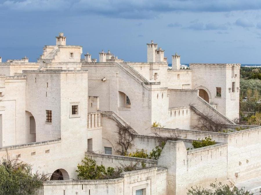 Diversamente da molti altri alberghi della zona, Borgo Egnazia è aperto tutto l'anno, e offre 63 camere, 92 casette e 29 ville, diversi ristoranti, due spiagge private, piscine indoor e outdoor, campi da tennis e le 18 buche del San Domenico Golf Club, un “links” caratterizzato da vegetazione mediterranea, ulivi secolari e affacci sul mare. 