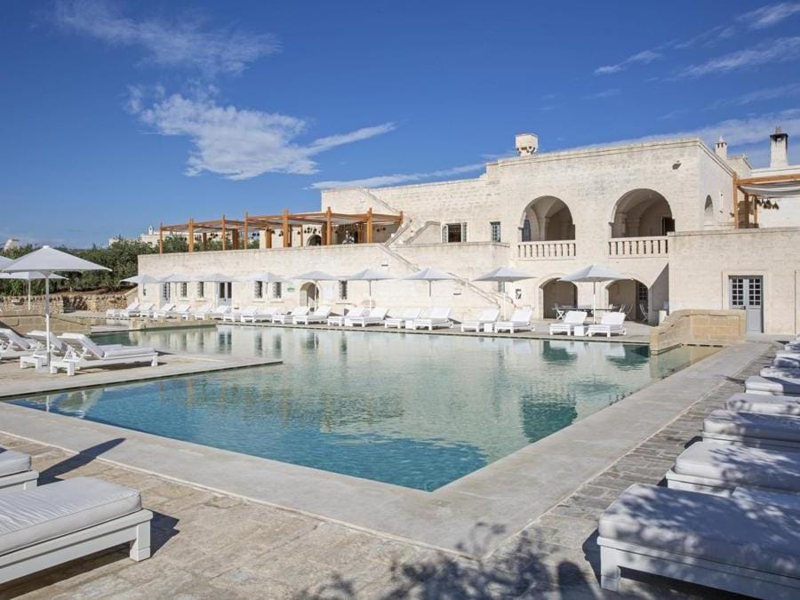 Una delle piscine di Borgo Egnazia.