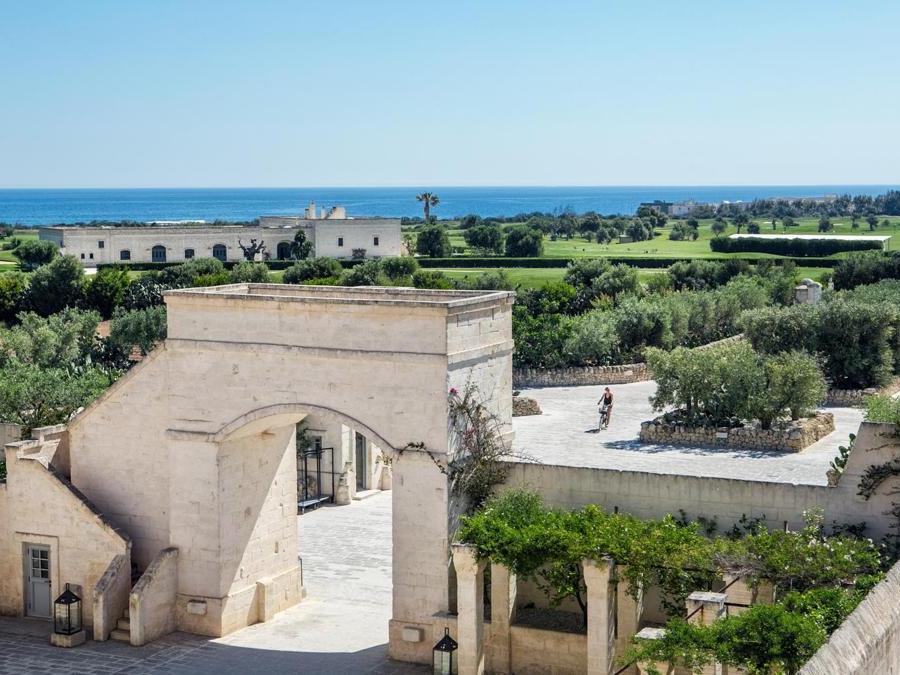 Il golf San Domenico con le buche adagiate di fianco al mare.