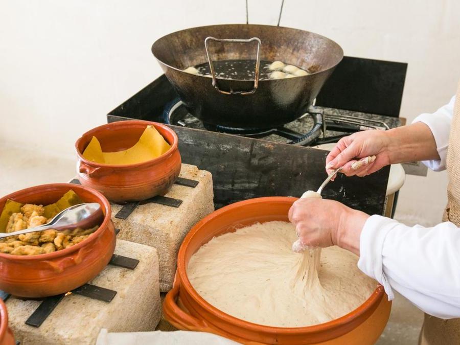 Frittelle, orecchiette, salsa di pomodoro: sono alcuni dei piatti che si preparano durante la Domenica del Villaggio al Borgo.