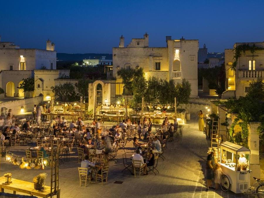La piazza di Borgo Egnazia, luogo di ritrovo e di festa per gli ospiti. 
