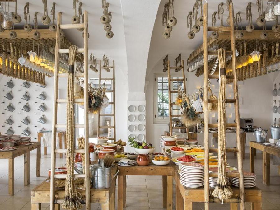 Il ristorante La Frasca, con piatti tipici pugliesi e oggetti in serie che rappresentano la vita di campagna di una volta.