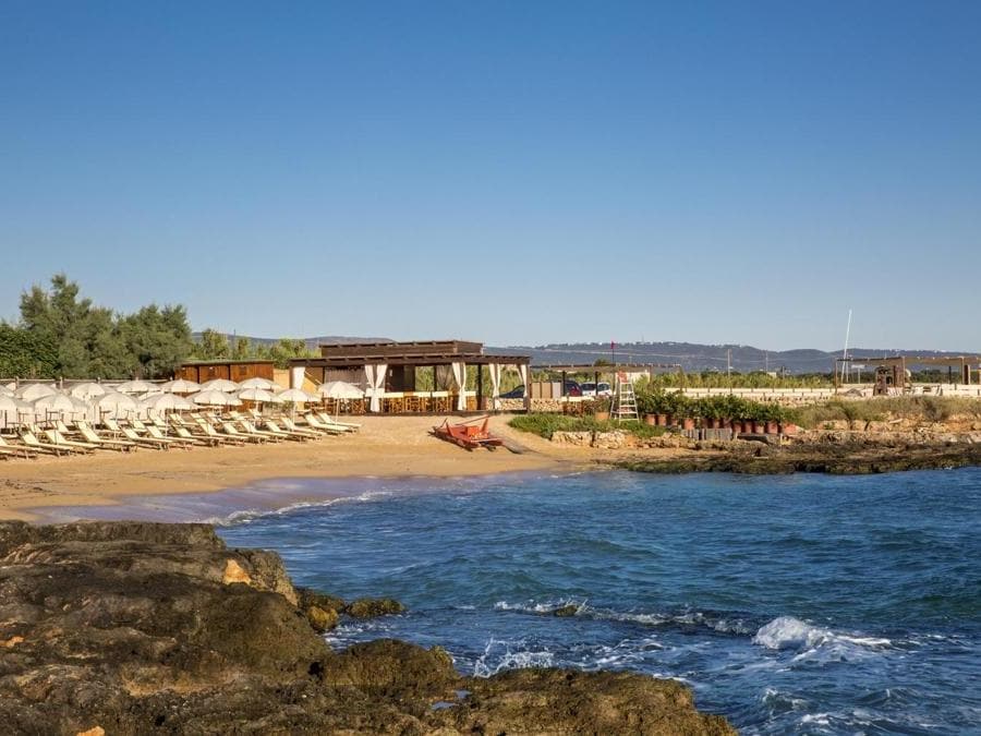 Stabilimento e ristorante sulla spiaggia La Fonte.