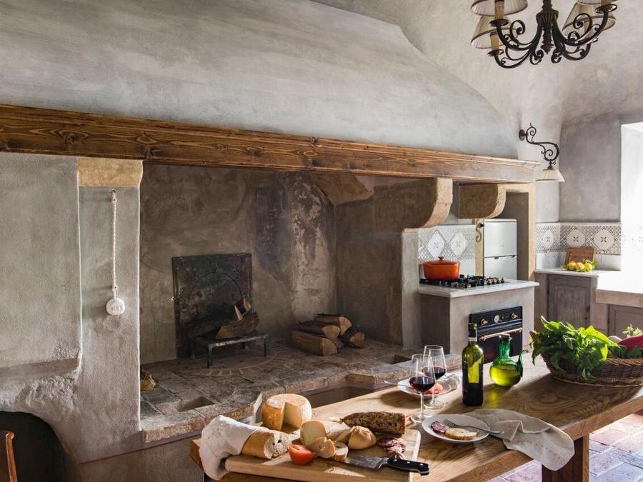La cucina medievale tuttora in uso nella canonica.
