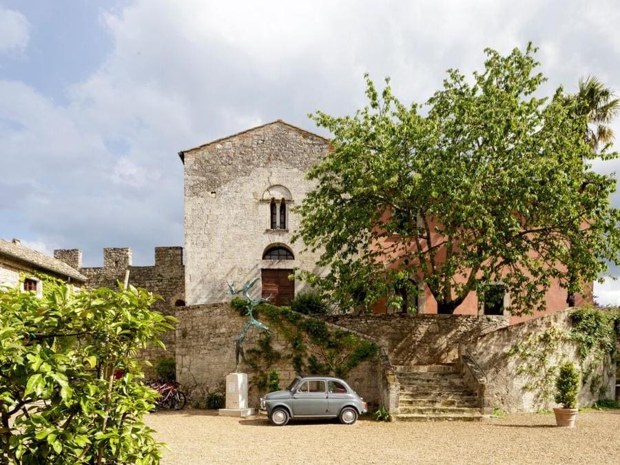 Del borgo fa parte anche una chiesetta romanica, dove si celebrano matrimoni. Nell'ex canonica di fianco sono state realizzate due suite con volte, colonne, pavimenti in cotto e cucina originali del 1200.