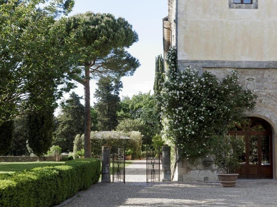 Arrivo in hotel: una villa del '700, preceduta da una piazza e circondata da giardini all'inglese con viste sugli uliveti, i vigneti, i campi e i boschi della tenuta. 