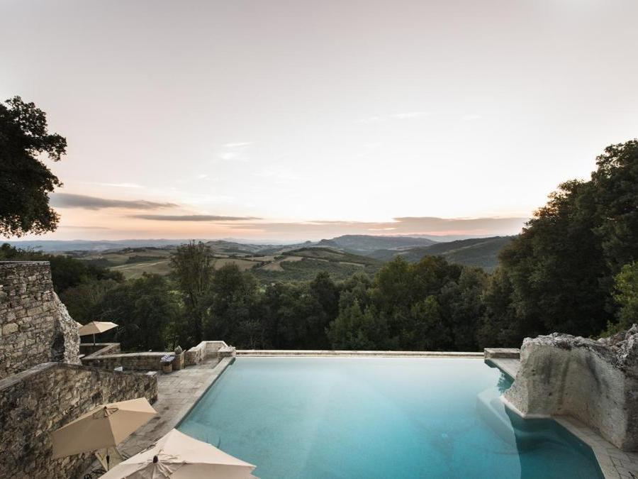 La magnifica vista dalla piscina scavata nel promontorio roccioso su cui è costruita la villa. Quest'anno è stata realizzata una seconda piscina più adatta alle famiglie con bambini. 