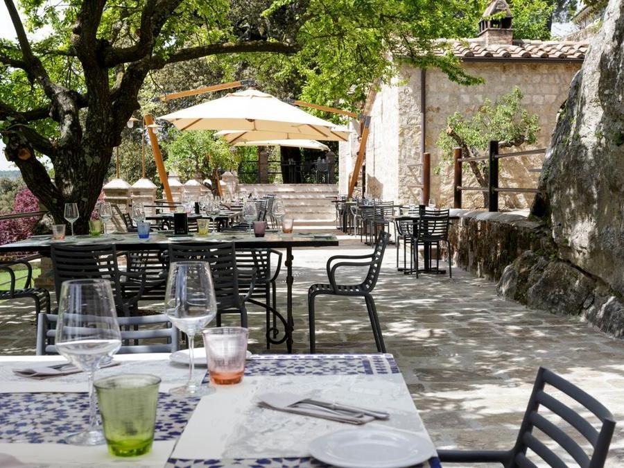 La trattoria è l'alternativa al ristorante stellato. Qui il menu è tipico toscano ma include anche la pizza nel forno a legna.