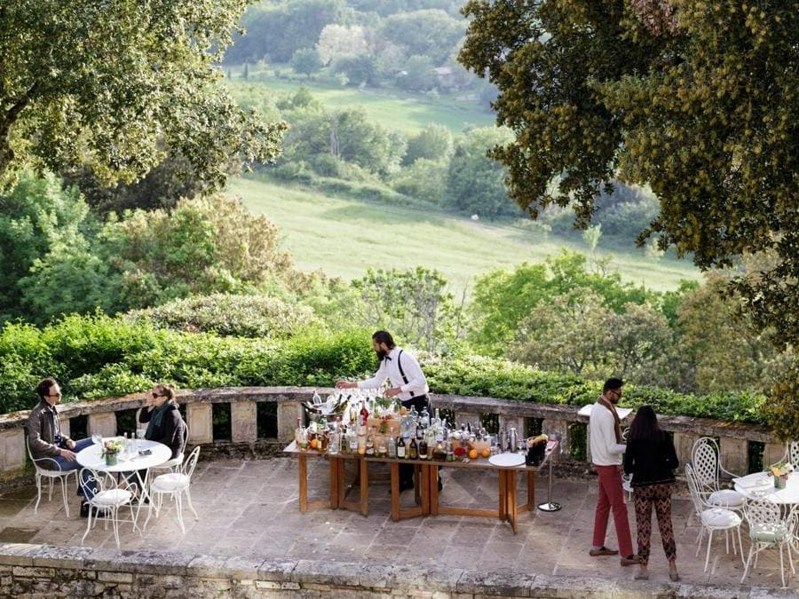 Francesco accoglie gli ospiti con un aperitivo in giardino: bollicine, cocktail o acque aromatizzate alla salvia alla menta al rosmarino e alle piante raccolte nel giardino.