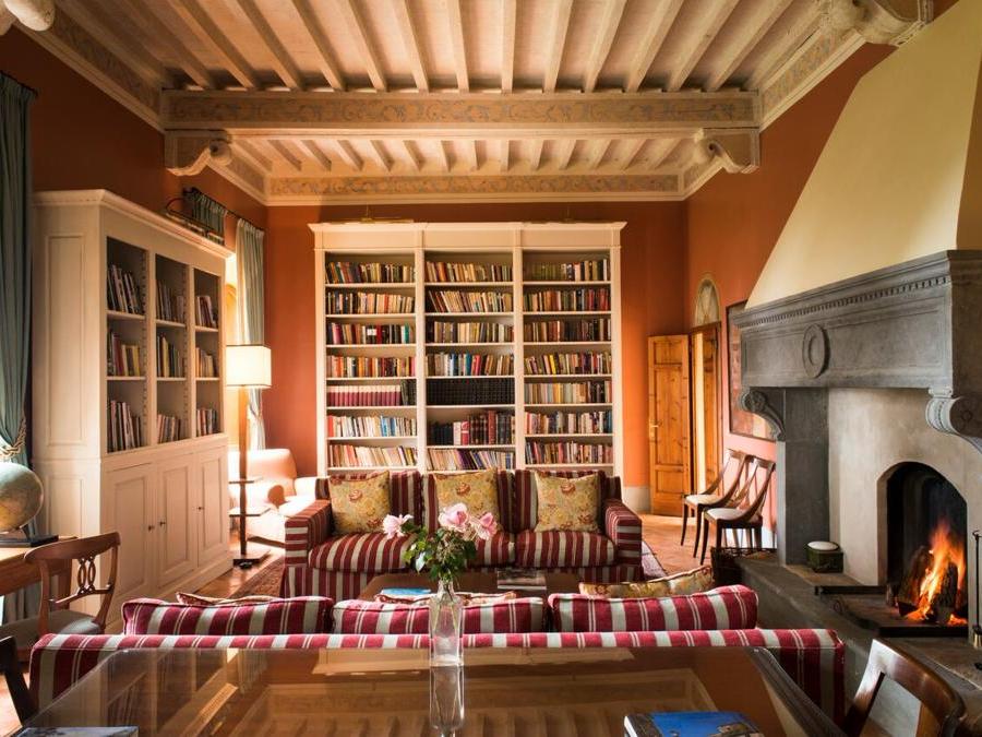 La biblioteca con il camino. Interrompe il ritmo delle stanze al primo piano della villa. 