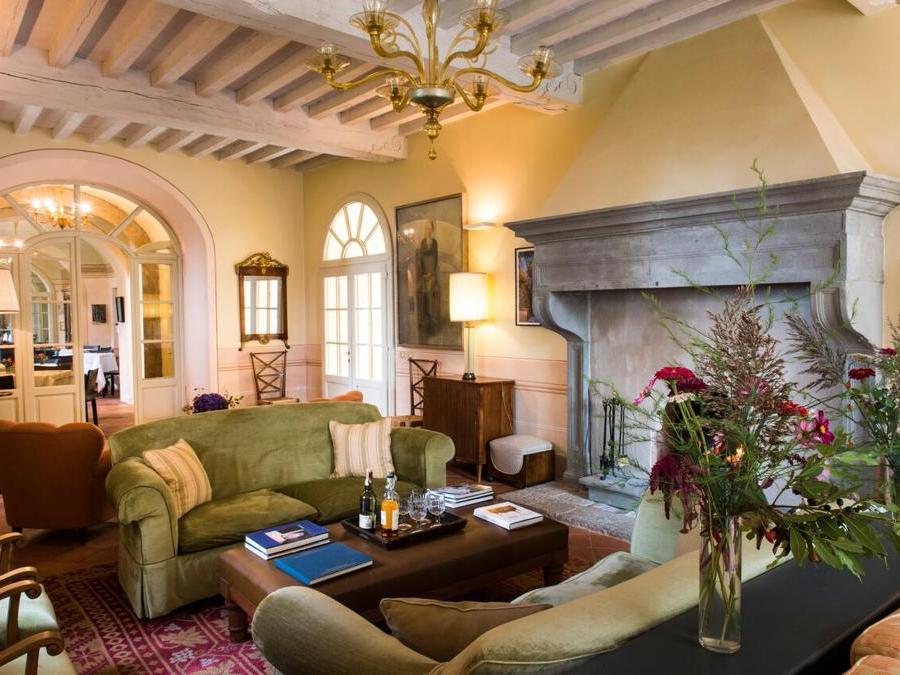 Il salotto al piano terra, tra il giardino e il ristorante gourmet.