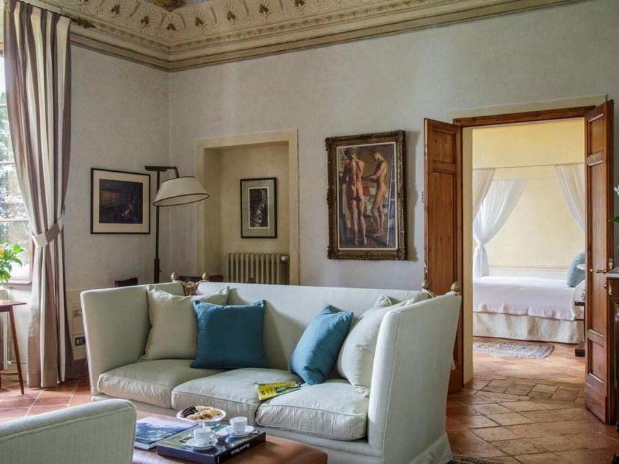 Una suite. Oltre a 14 camere della villa, alcune con affreschi originali, ci sono due cottage, un casale e 5 ville sparsi nella tenuta e disponibili per l'affitto. 