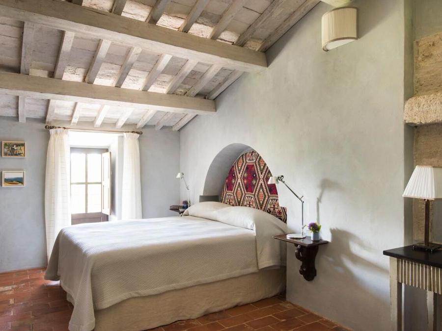 Lo stile delle camere è semplice ma elegante, con pezzi antichi, luci di design e tessuti Rubelli.