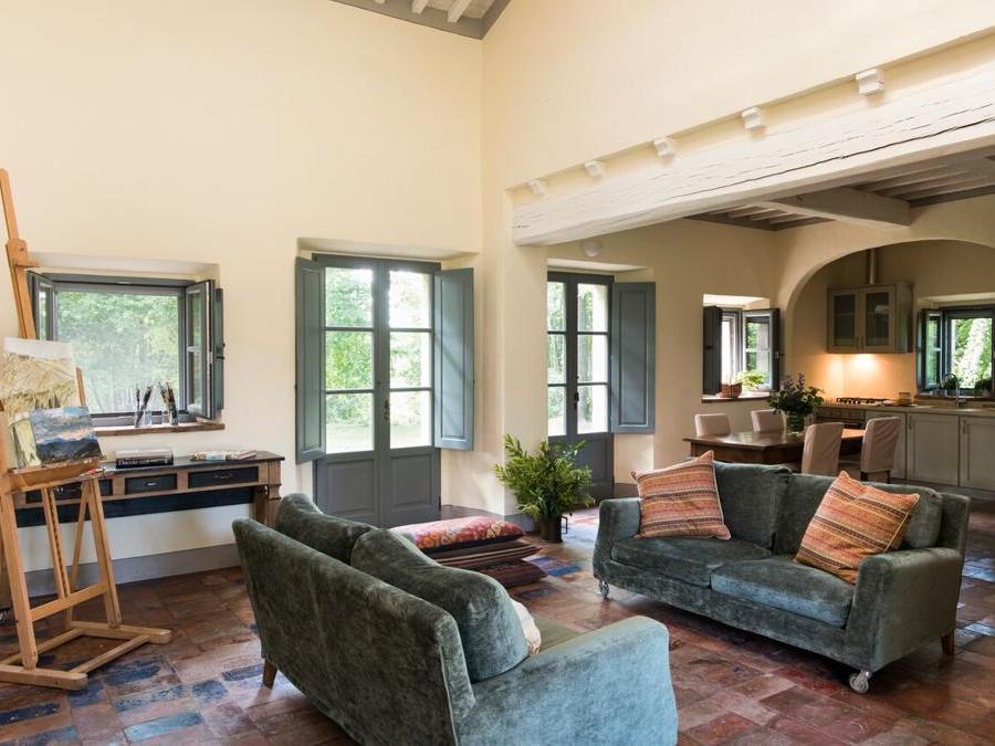 La residenza per gli artisti. Borgo Pignano offre ospitalità a giovani artisti talentuosi, grazie alla generosità del proprietario Sir Michael Moritz e alla collaborazione con la Royal Drawing School di Londra, fondata nel 2000 dal Principe Carlo d'Inghilterra. Il Borgo dedica molto spazio all'arte, e ha una propria galleria con opere di artisti e scultori toscani e talenti emergenti.