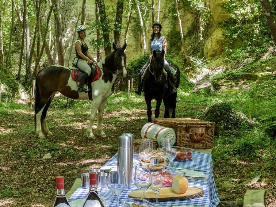 Pic nic a cavallo nei boschi intorno a Borgo Pignano. A cavallo si fanno anche le passeggiate notturne. 