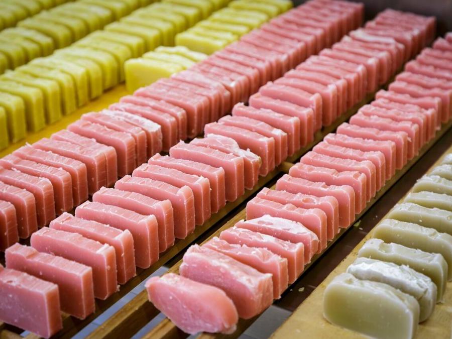 I saponi naturali di Elisabetta, l'erborista dell'azienda. Si trovano anche nelle stanze insieme ad altri detergenti fatti in casa. Nel laboratorio, Lisabetta confeziona miscele per tisane, sacchetti profumati alla lavanda e tanti altri prodotti fatti con le piante coltivate o spontanee della zona.