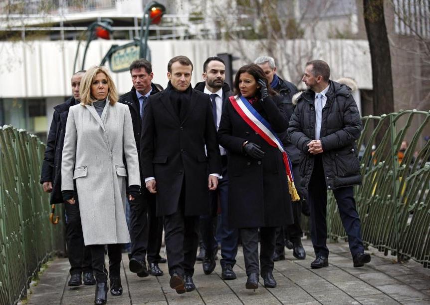 In grigio alla commemorazione degli attentati di Parigi lo scorso 7 gennaio.