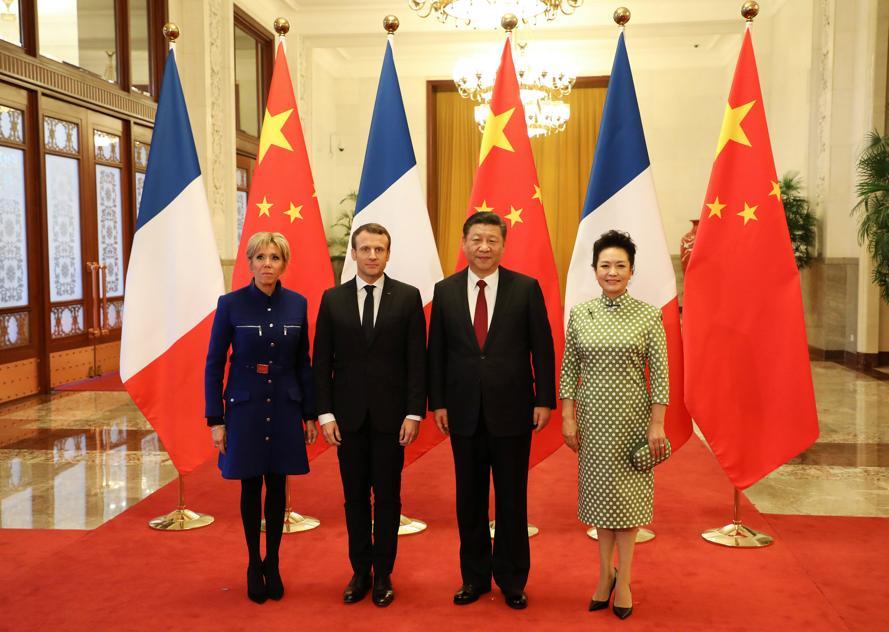 In blu con il marito, il presidente della Repubblica Popolare Cinese Xi Jinping e sua moglie Peng Liyuan 